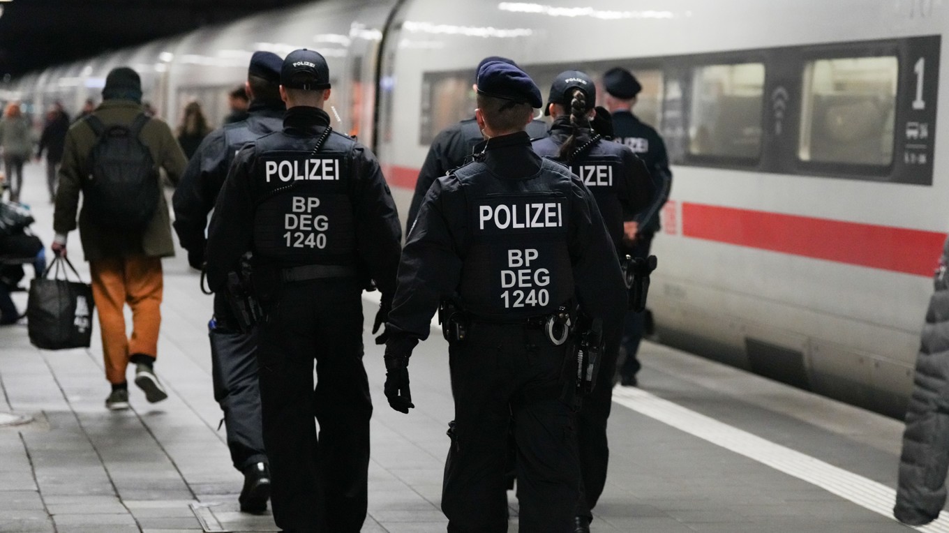 Poliser patrullerar vid Münchens tågstation. Foto: Leonhard Simon/Getty Images
