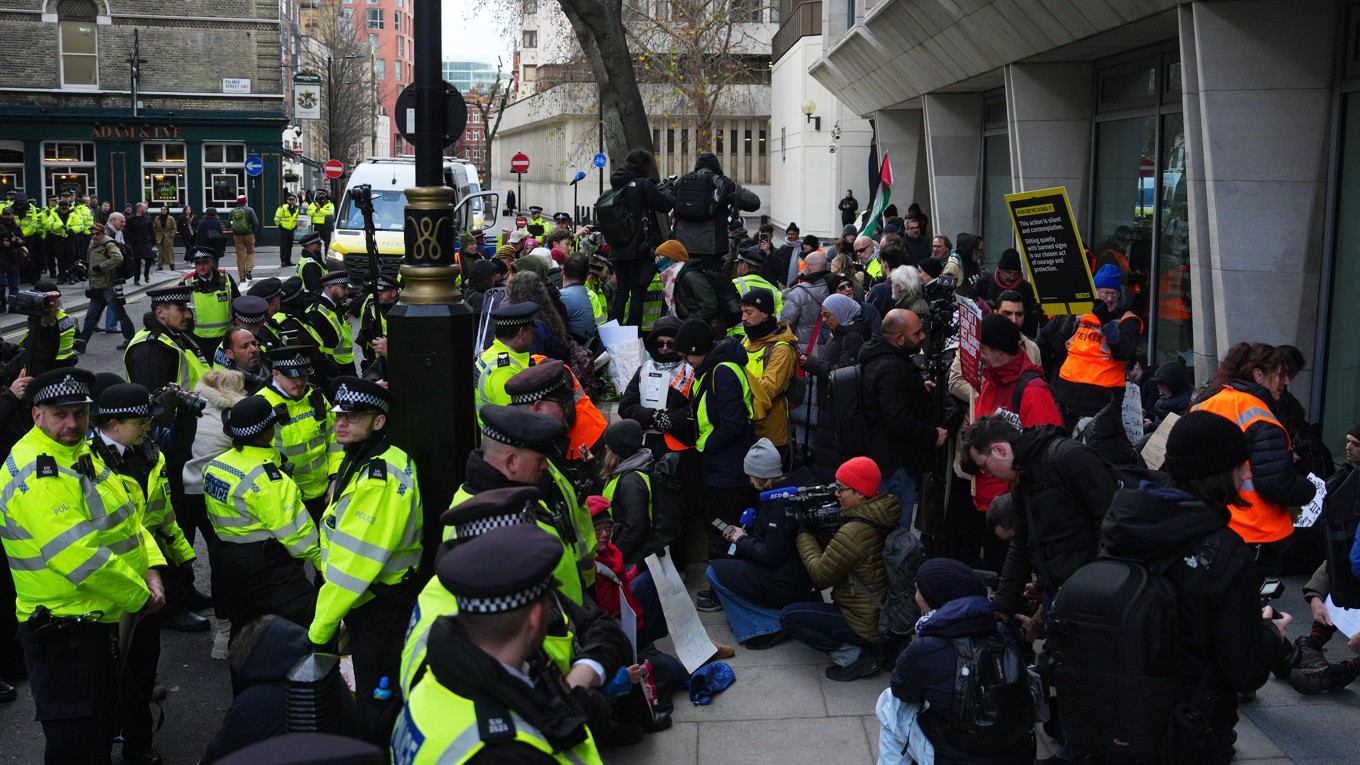 Polis omringar demonstranter utanför justitiedepartementet i London den 20 november. Foto: Carl Court/Getty Images
