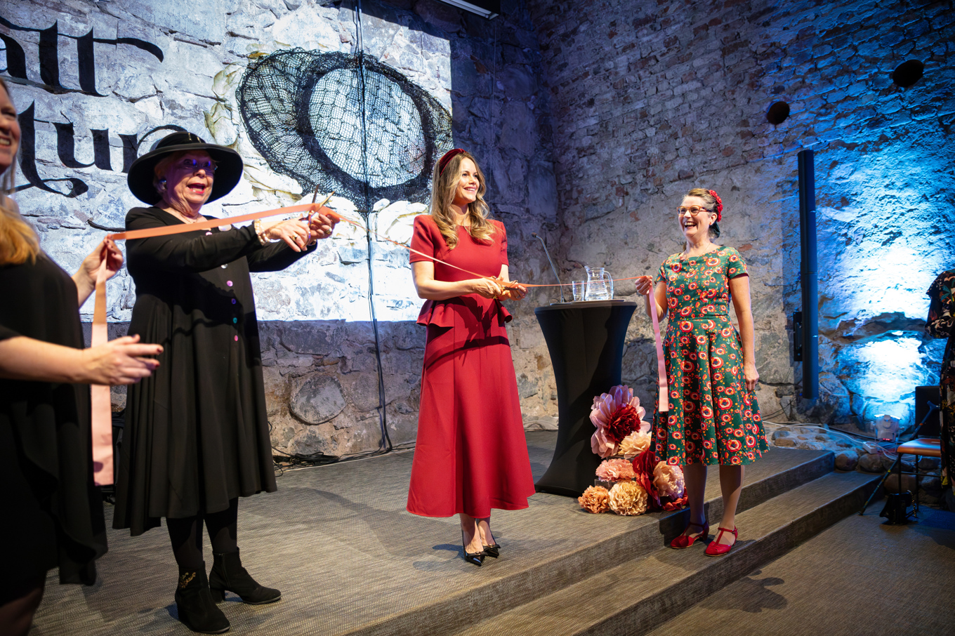 Intendenterna Sofia Nestor och Sofi Hjort (höger) höll i bandet åt prinsessan Christina och prinsessan Sofia. Foto: Jens Mohr, Livrustkammaren/SHM