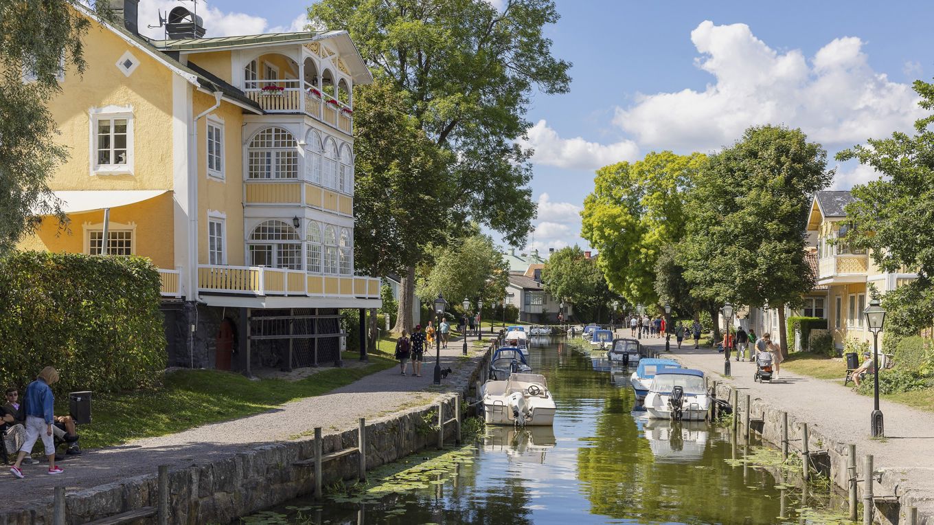 I Trosa spelade man in en del av scenerna i tv-serien Hedebyborna. Serien bygger på Delblancs romaner: ”Åminne”, ”Stenfågel”, ”Vinteride” och ”Stadsporten”. Wjarek/Shutterstock