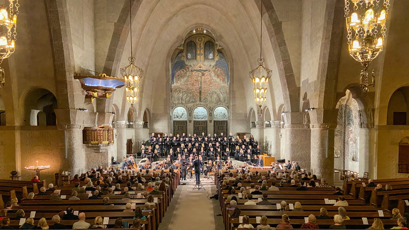 Orkester, körer och
dirigenten Bengt Eklund
under framförandet av
Anders Nilssons ”Requiem”
i Engelbrektskyrkan.
Foto: Nina Fylkegård