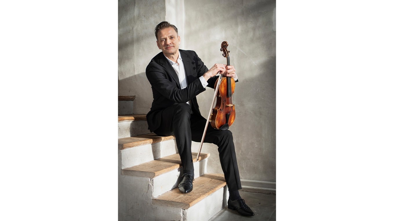 Musikern och tonsättaren Patrik Eriksson tolkar och kommenterar olika konstarter genom musik, och skapar tillsammans med kulturutövare gränsöverskridande allkonstverk. Foto: Sofia Drevemo