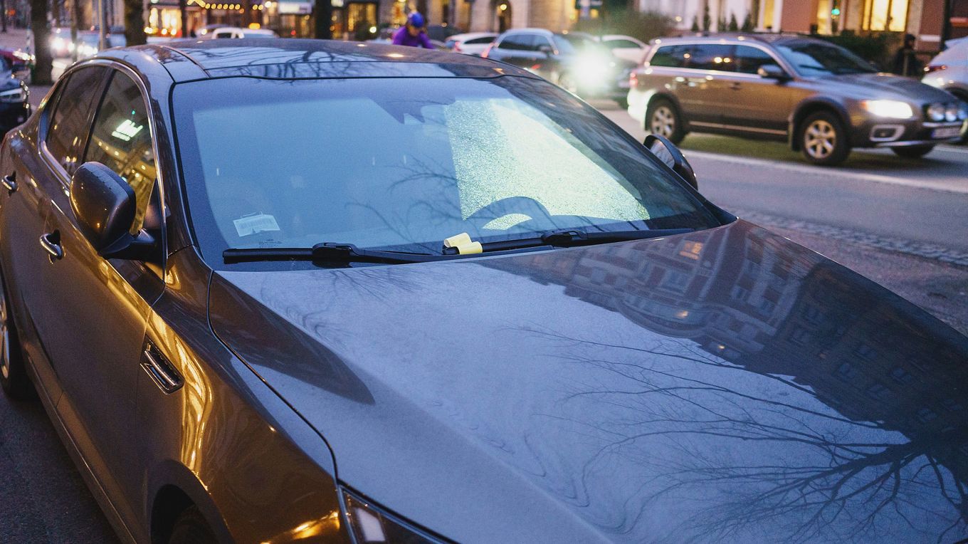 En sammanställning från 2024 visar att kommunala parkeringsbolag i Stockholm, Göteborg och Malmö tog in över en halv miljard kronor bara i parkeringsböter. Foto: Shutterstock