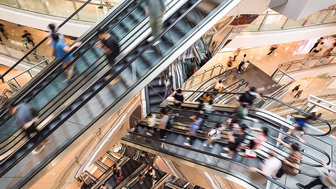 Vad gör kommersialiseringen med oss – och vad är priset för att av bekvämlighet omhulda det egna jaget? Foto: Urbanscape/Shutterstock