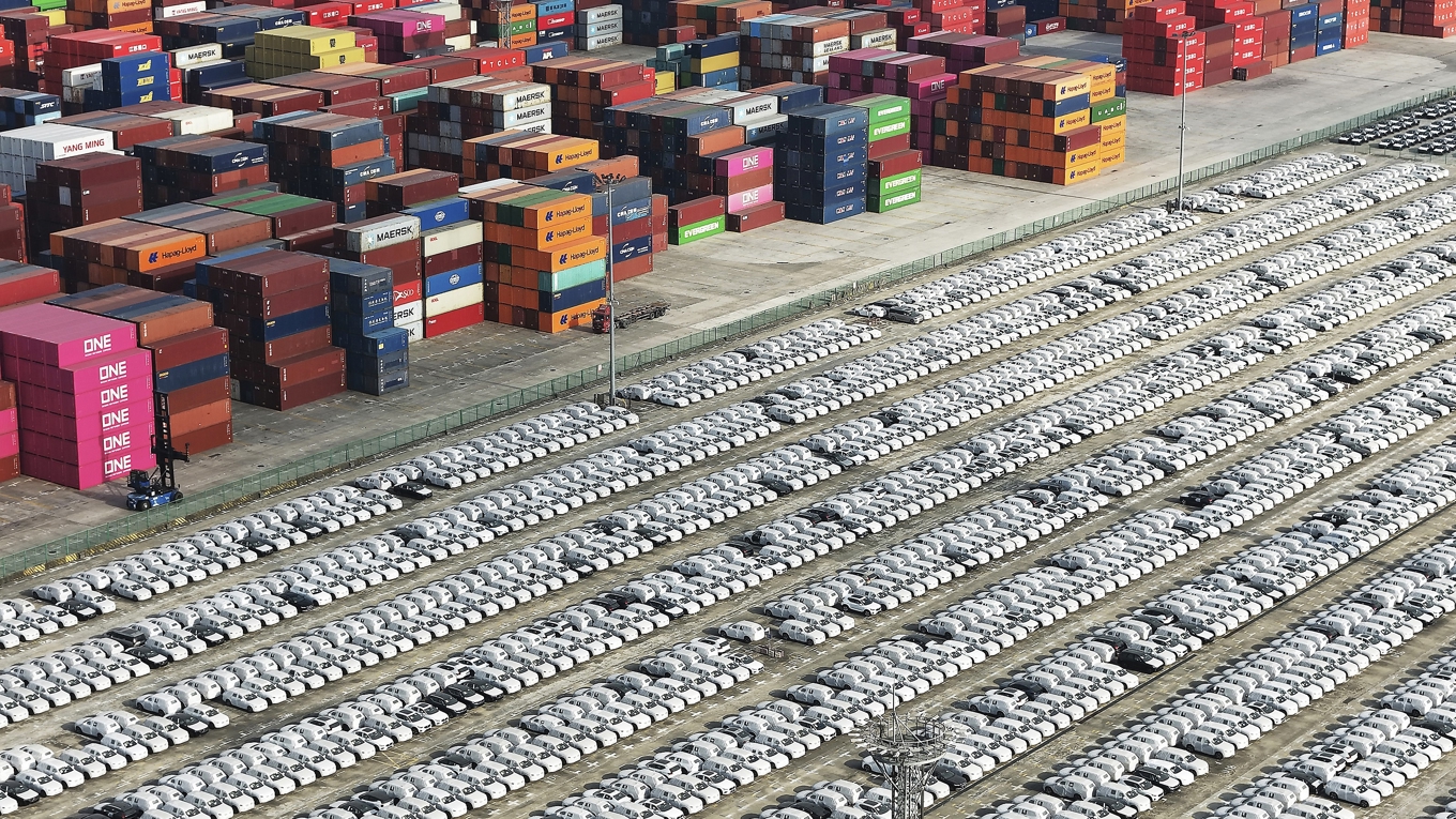 Fordon som väntar på att fraktas ut i världen från Longtan-hamnen i Nanjing, Kina. Foto: AFP via Getty Images