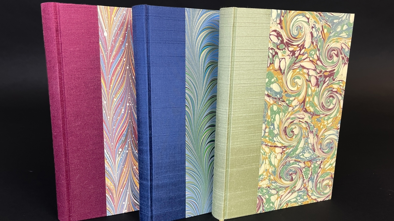 Här är några av Anna Jönssons alster. Jönsson går nu en vidareutbildning i bokkonservering vid West Dean College, en anrik konst- och hantverkshögskola i England. Foto: Pressbild