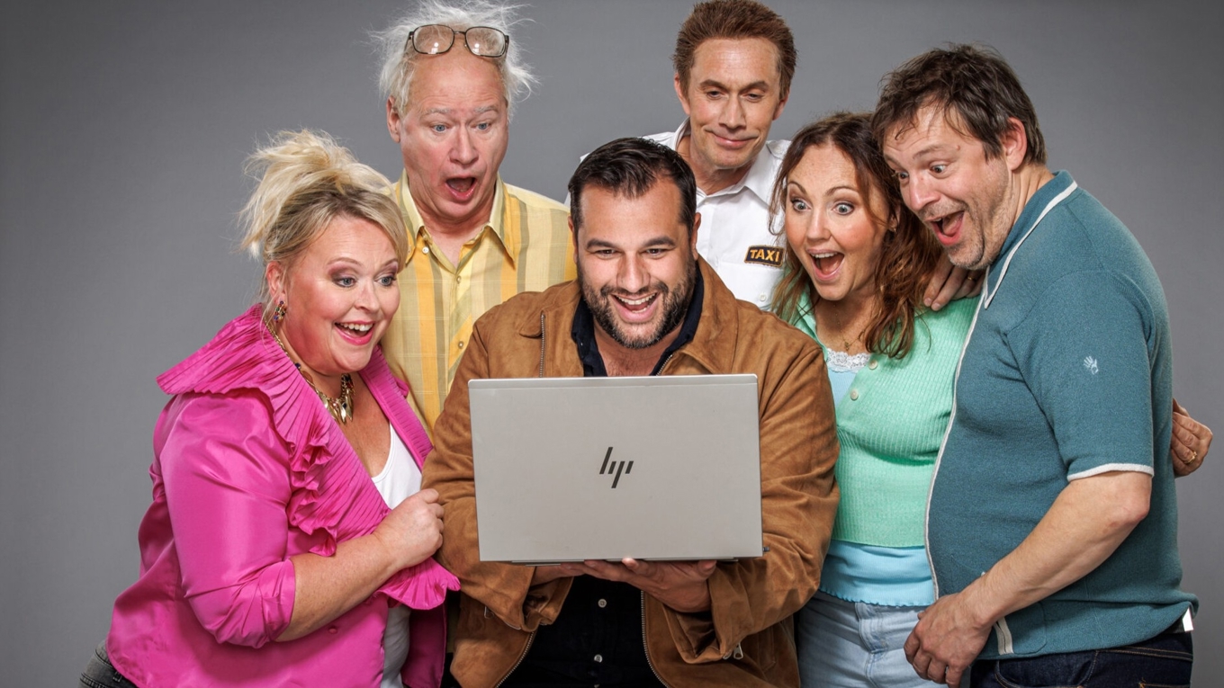 Årets komiska utomhusföreställning ”Fångad på Nätet”. Foto: Pressbild