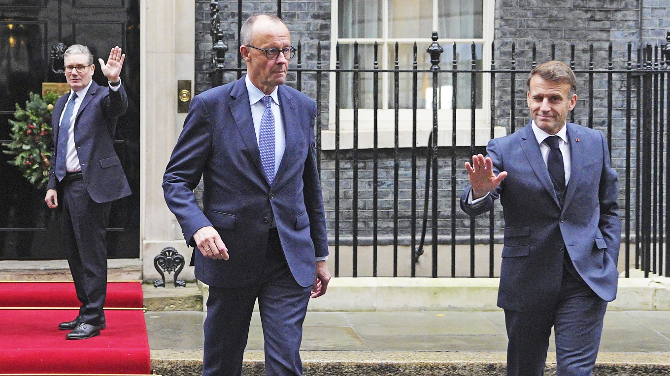 Enligt en mätning ses de tre ledarna (fr. v.) Starmer, Merz och Macron som svagare än Trump. Foto: Carl Court/Getty Images