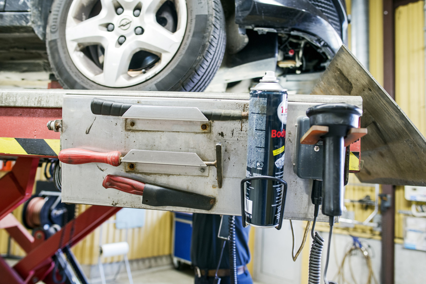 Mannen åtalas för att ha tagit betalt för att släppt igenom bilar med brister i besiktningen. Arkivbild. Foto: Henrik Witt / TT