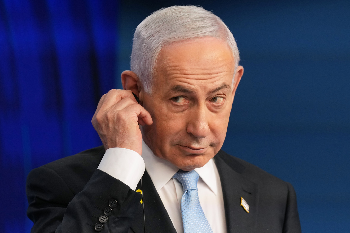 Israels premiärminister Benjamin Netanyahu, här på söndagens presskonferens, anser att fredsplanens andra fas är nära förestående. Foto: Ariel Schalit/AP/TT