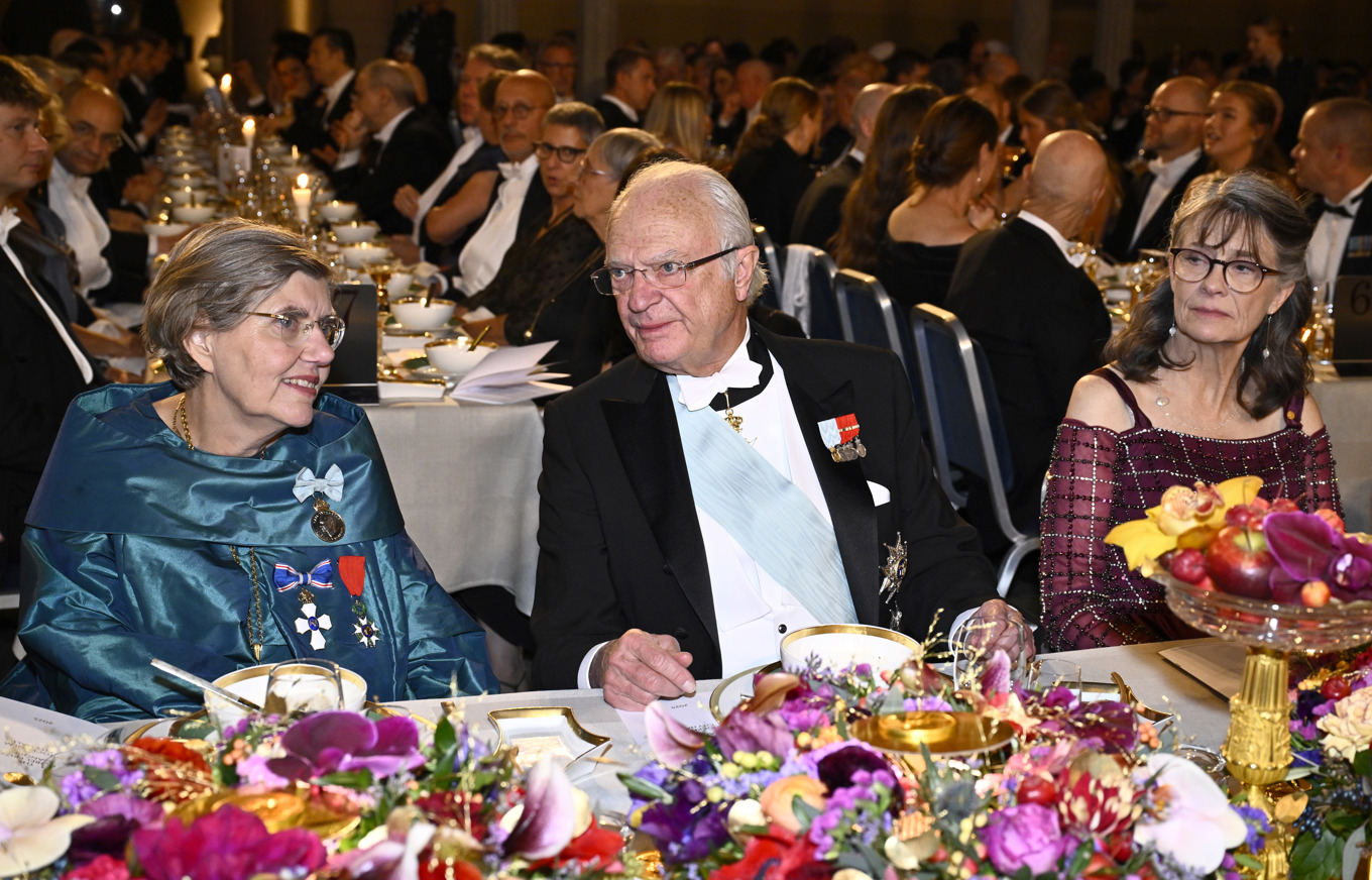 Nobelstiftelsens ordförande Astrid Söderbergh Widding, kung Carl Gustaf och pristagaren i fysiologi eller medicin Mary E Brunkow under banketten. Foto: Christine Olsson/TT