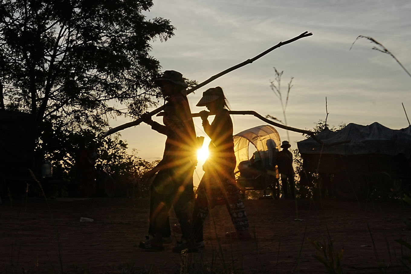 Människor som evakuerats från sina hem vid gränsen mellan Kambodja och Thailand. Foto: Heng Sinith/AP/TT