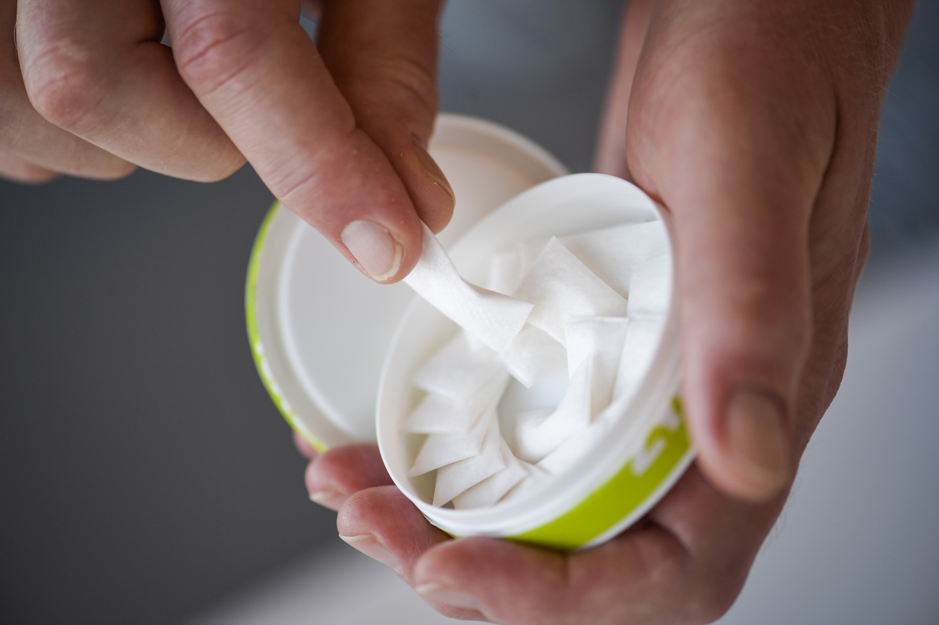 Användningen av snus, framför allt så kallat vitt snus, är utbredd bland unga i Sverige. Under 2025 ökade dock inte längre användningen hos niondeklassare och gymnasielever. Foto: Janerik Henriksson/TT