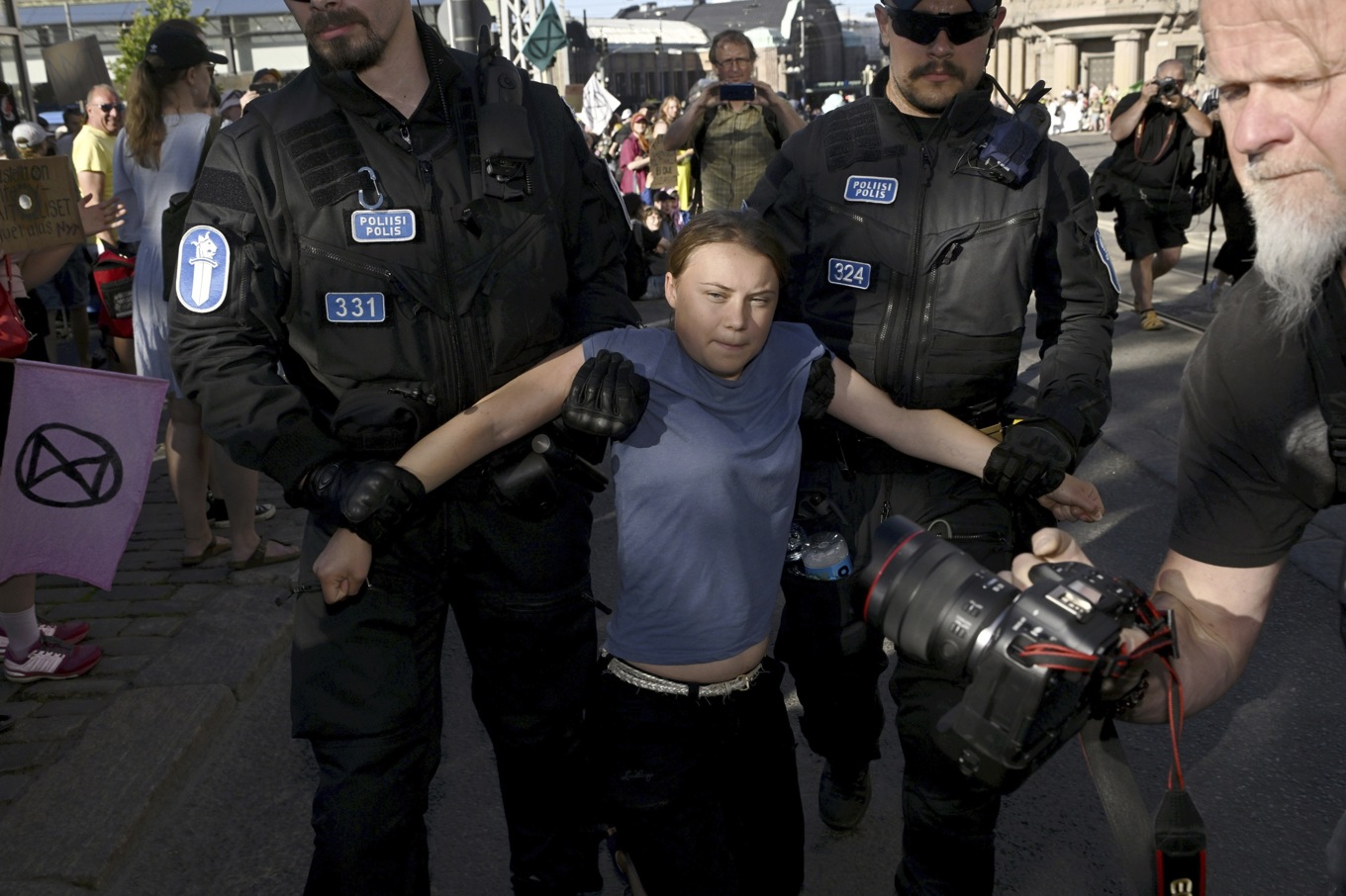 Greta Thunberg bärs bort av polis under klimatdemonstrationen i Helsingfors i juni i fjol. Foto: Mikko Stig/Lehtikuva via AP/TT