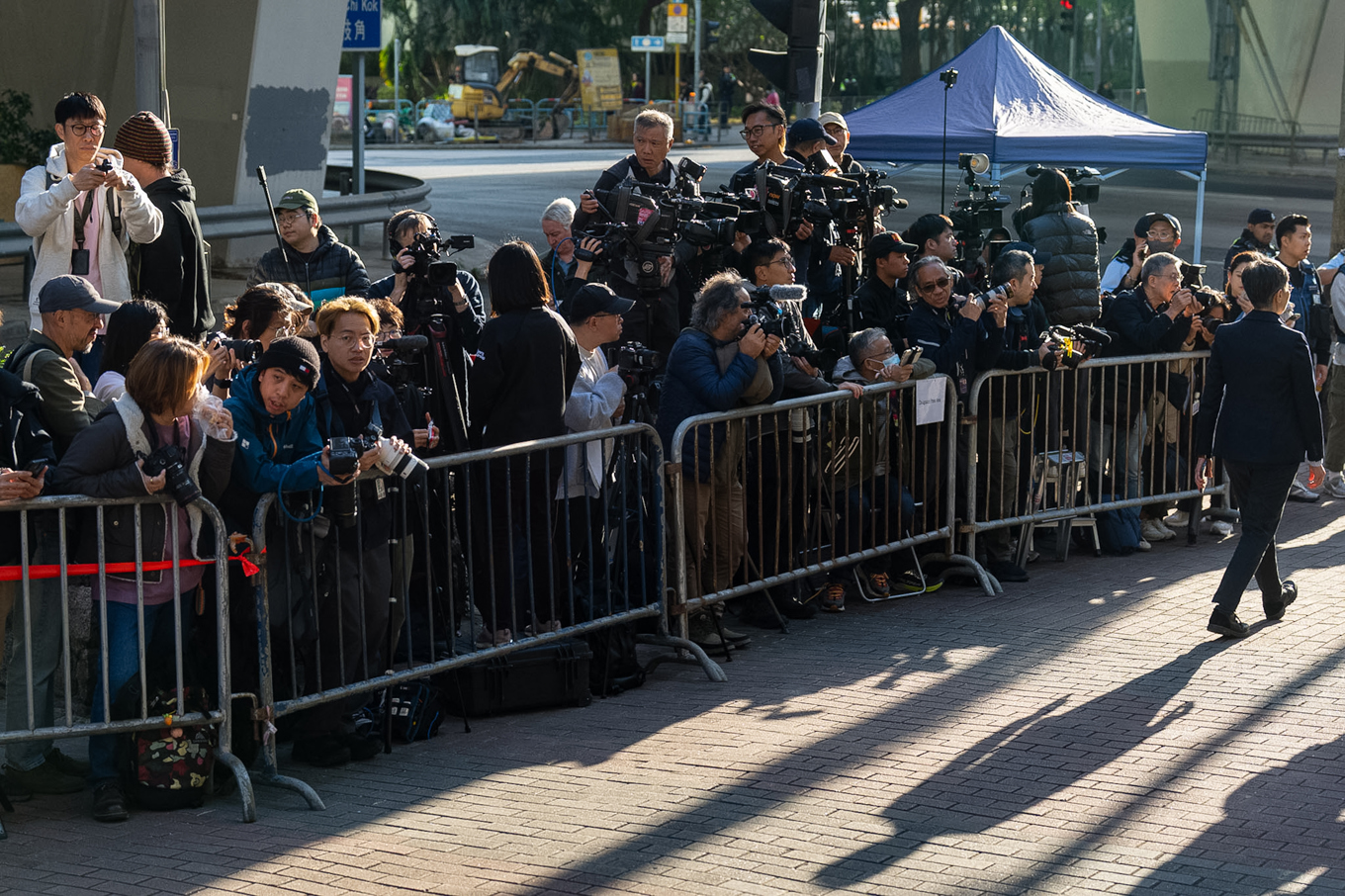 Ett stort medieuppbåd hade samlats utanför rätten inför domen mot publicisten Jimmy Lai. Foto: Chan Long Hei/AP/TT