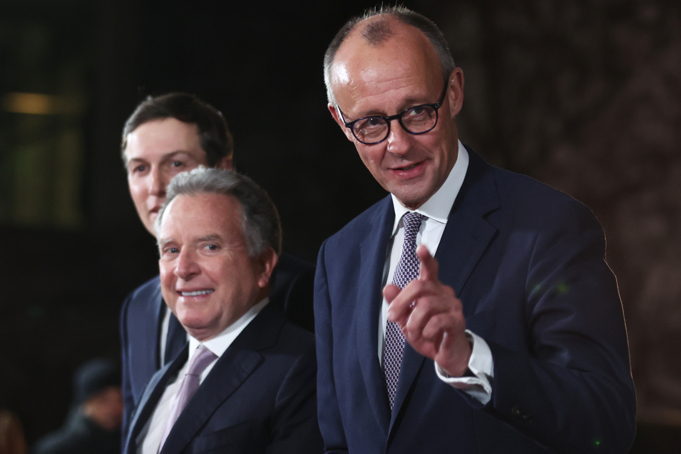 Tysklands förbundskansler Friedrich Merz välkomnar USA:s sändebud Steve Witkoff och Jared Kushner till middagen i Berlin. Foto: Maryam Majd
