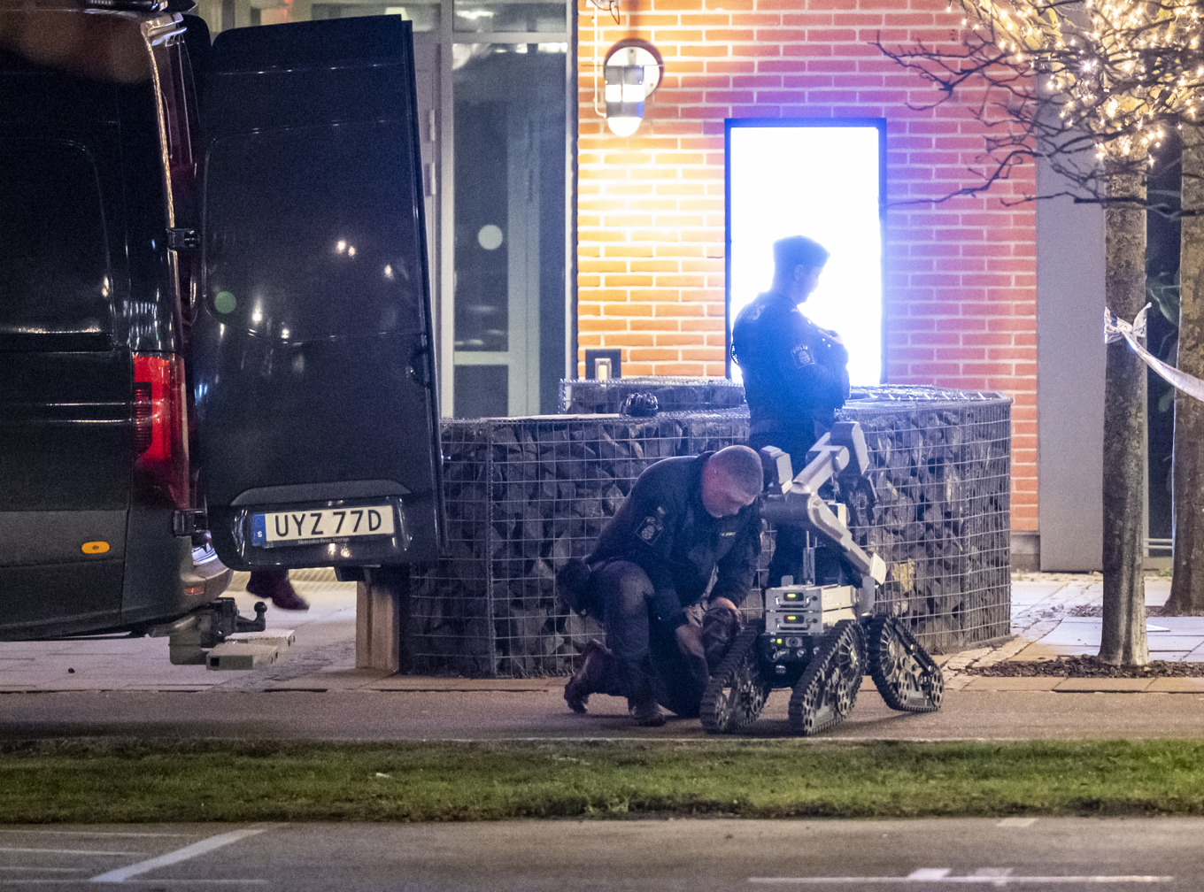 Polisen var på plats med bombtekniker och bombrobot för att undersöka ett misstänkt farligt föremål i Västra hamnen i Malmö Foto: Johan Nilsson/TT