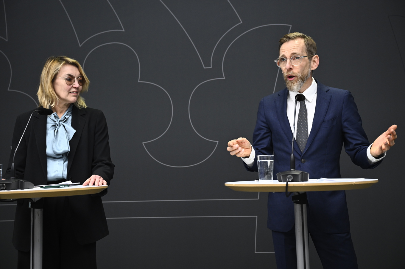 Socialminister Jakob Forssmed (KD) och utredaren Åsa Hansson vid en pressträff under onsdagen. Foto: Henrik Montgomery/TT