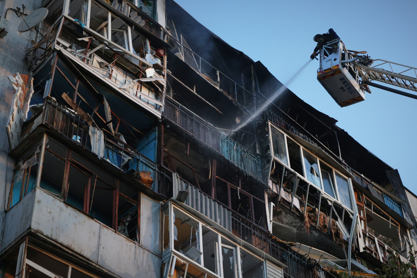 Bild från släckningsarbete efter rysk attack mot Zaporizjzja, Ukraina, i september. Arkivbild Foto: Kateryna Klochko AP/TT
