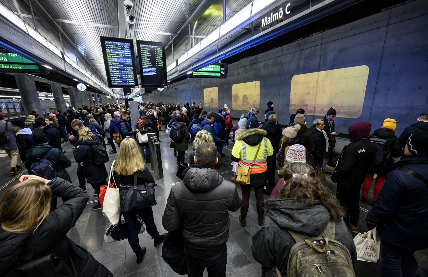 Fullt på perrongen då passagerare väntar på försenade och spårändrade tåg på Malmö central. Arkivbild. Foto: Johan Nilsson/TT