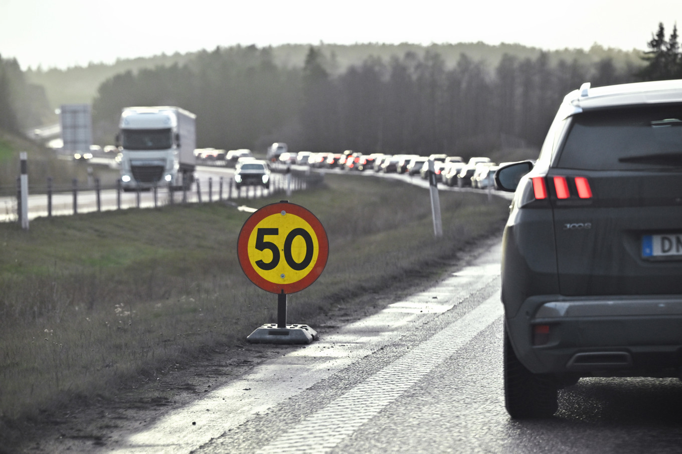 Sprickor i asfalten på E4 mellan Hölö och Vagnhärad, söder om Södertälje. I södergående riktning är vägen avstängd, all trafik är omledd och går i norrgående körfält. Foto: Fredrik Sandberg/TT