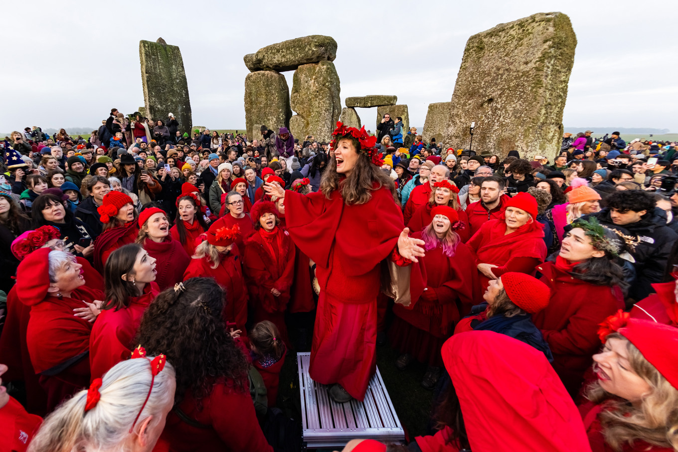 Människor firar soluppgången under årets kortaste dag vid Stonehenge. Foto: Anthony Upton/AP/TT