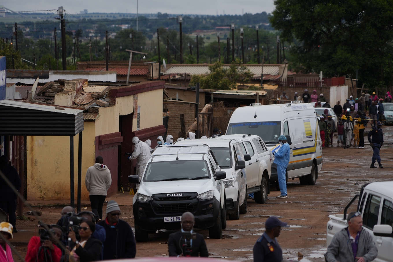 Sydafrikansk polis vid baren i Bekkersdal utanför Johannesburg. Foto: Alfonso Nqunjana/AP/TT