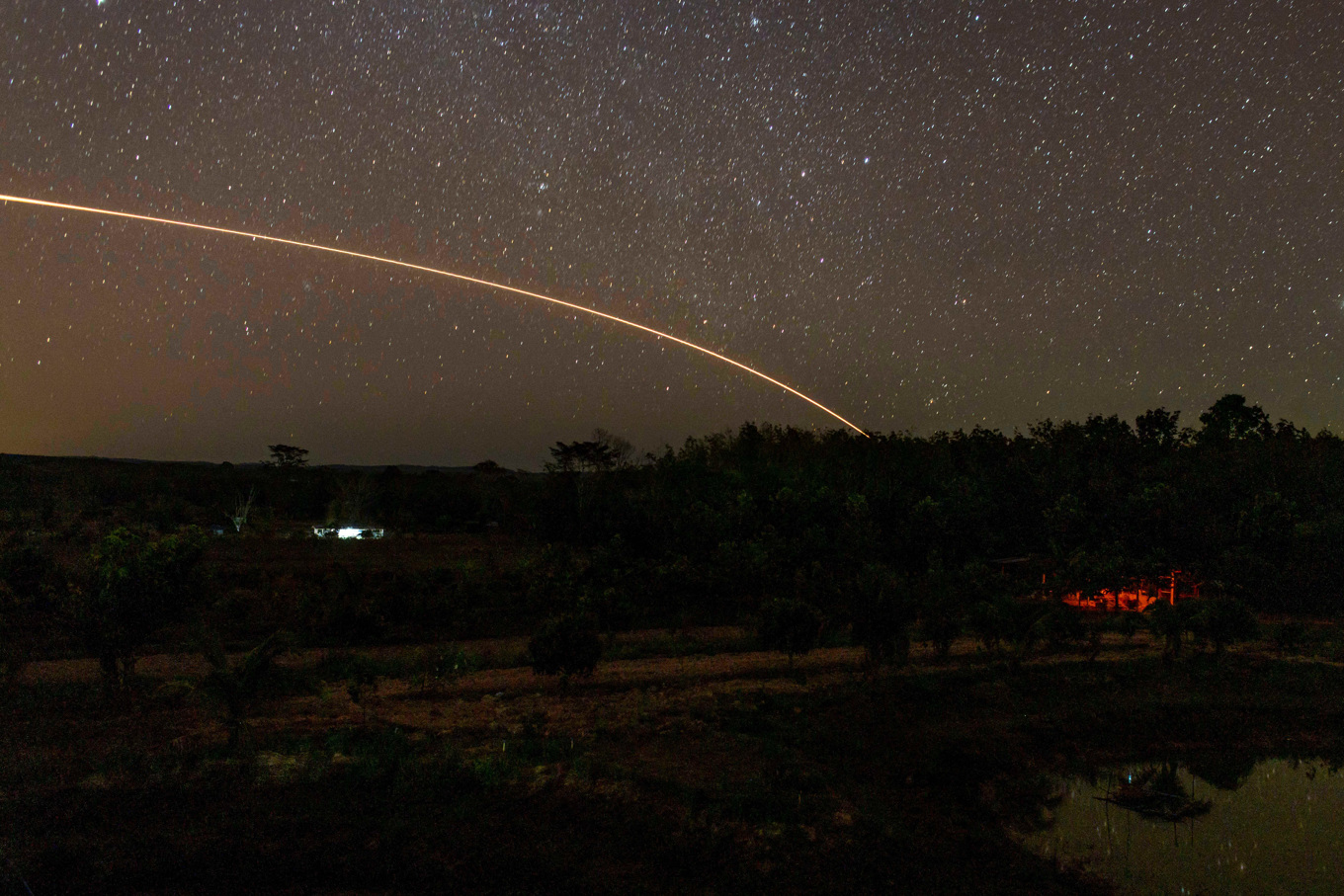 Thailand beskjuter Kambodja, på en bild från i tisdags. Foto: Wason Wanchakorn/AP/TT
