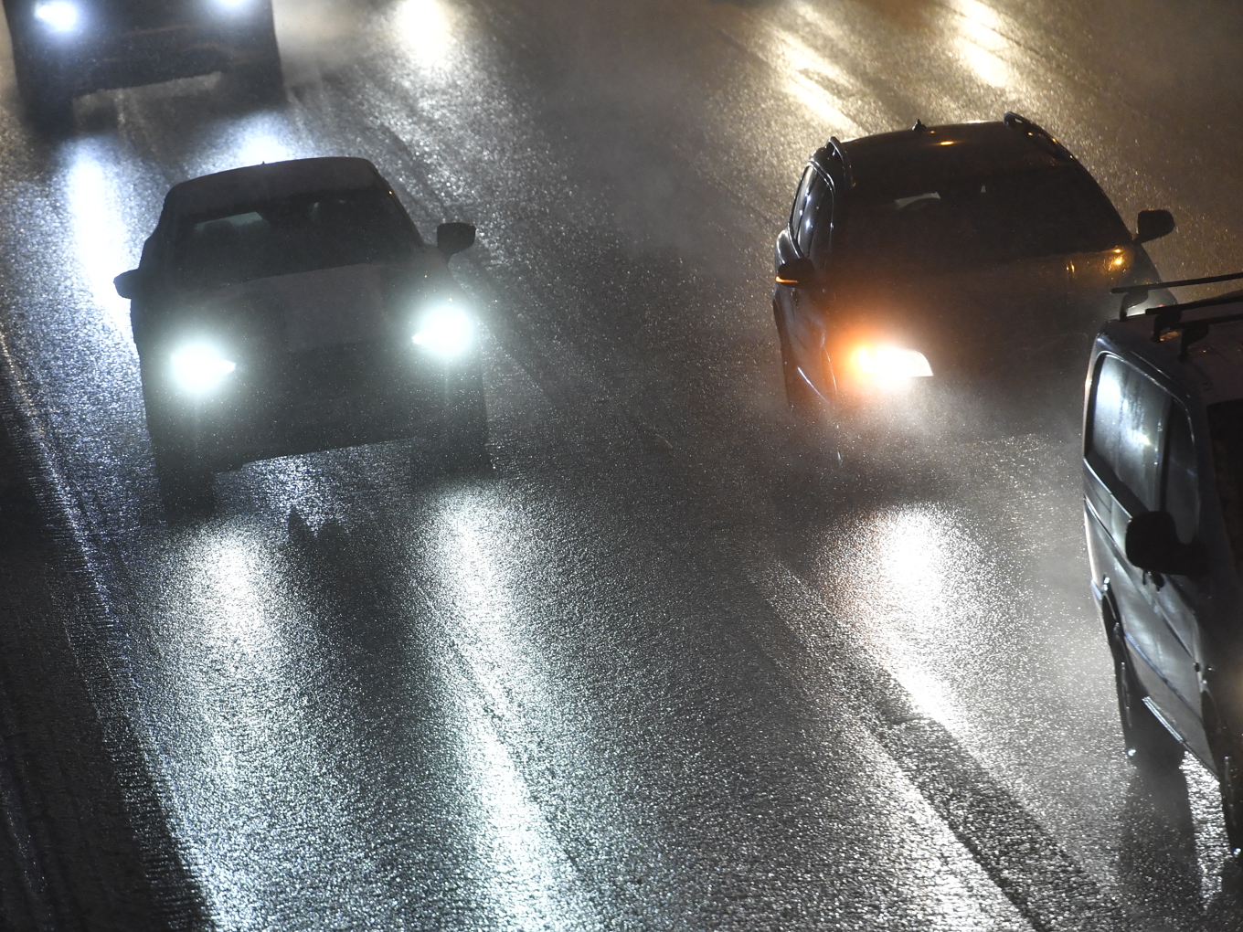 Väglaget kan vara lurigt på sina håll, med plusgrader i luften men kalla vägbanor och risk för halka. Arkivbild. Foto: Jonas Ekströmer/TT