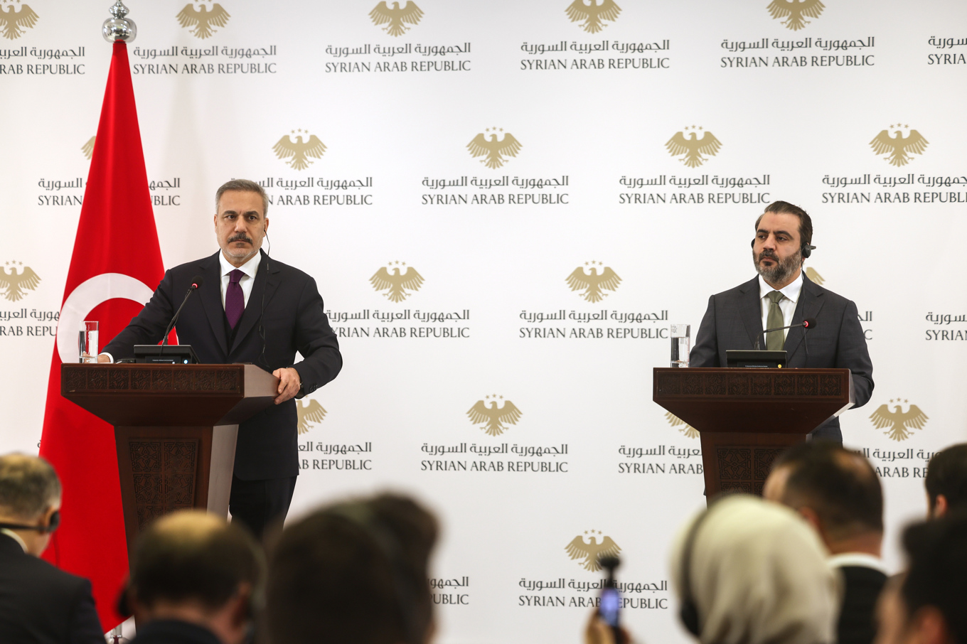 Turkiets utrikesminister Hakan Fidan (vänster) och den syriske utrikesministern Asaad al-Shaibani på en presskonferens på måndagen. Foto: Ghaith Alsayed/AP/TT