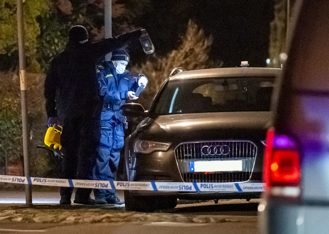 Polis och kriminaltekniker på plats efter att en 21-åring skjutits ihjäl i en bil i Malmö. Arkivbild Foto: Johan Nilsson/TT