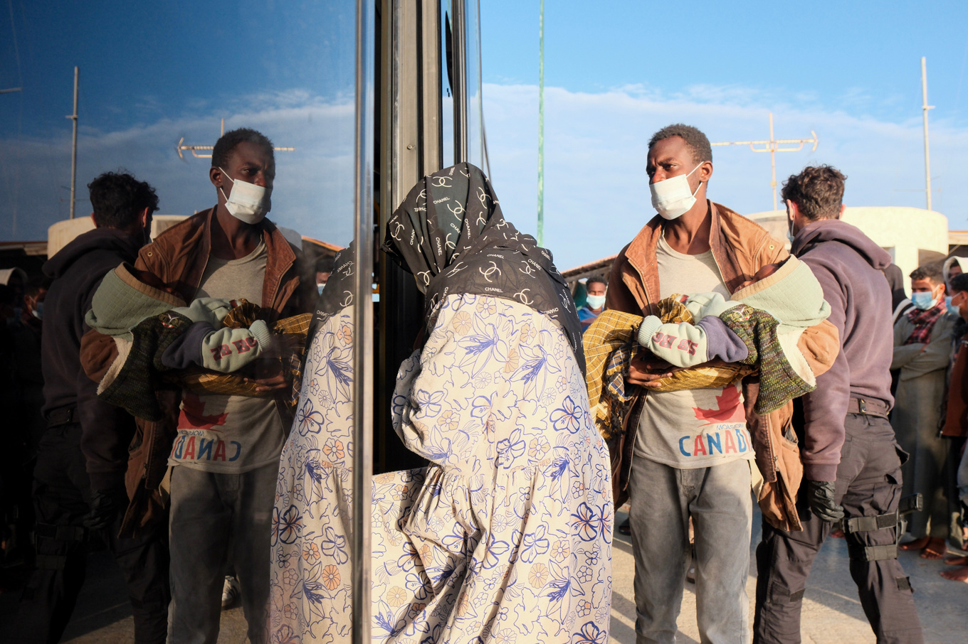 Migranter går på en buss vid en hamn på Kreta efter en räddningsinsats av den grekiska kustbevakningen. Bild från i oktober. Foto: Giannis Angelakis/AP/TT