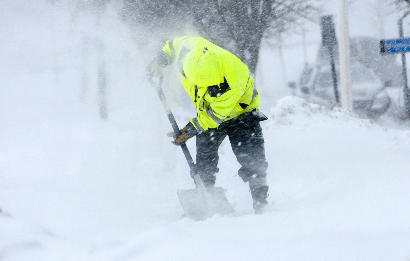 Dags att plocka fram snöskyffeln – det väntas ett rejält snöfall på nyårsdagen. Arkivbild. Foto: Johan Nilsson/TT