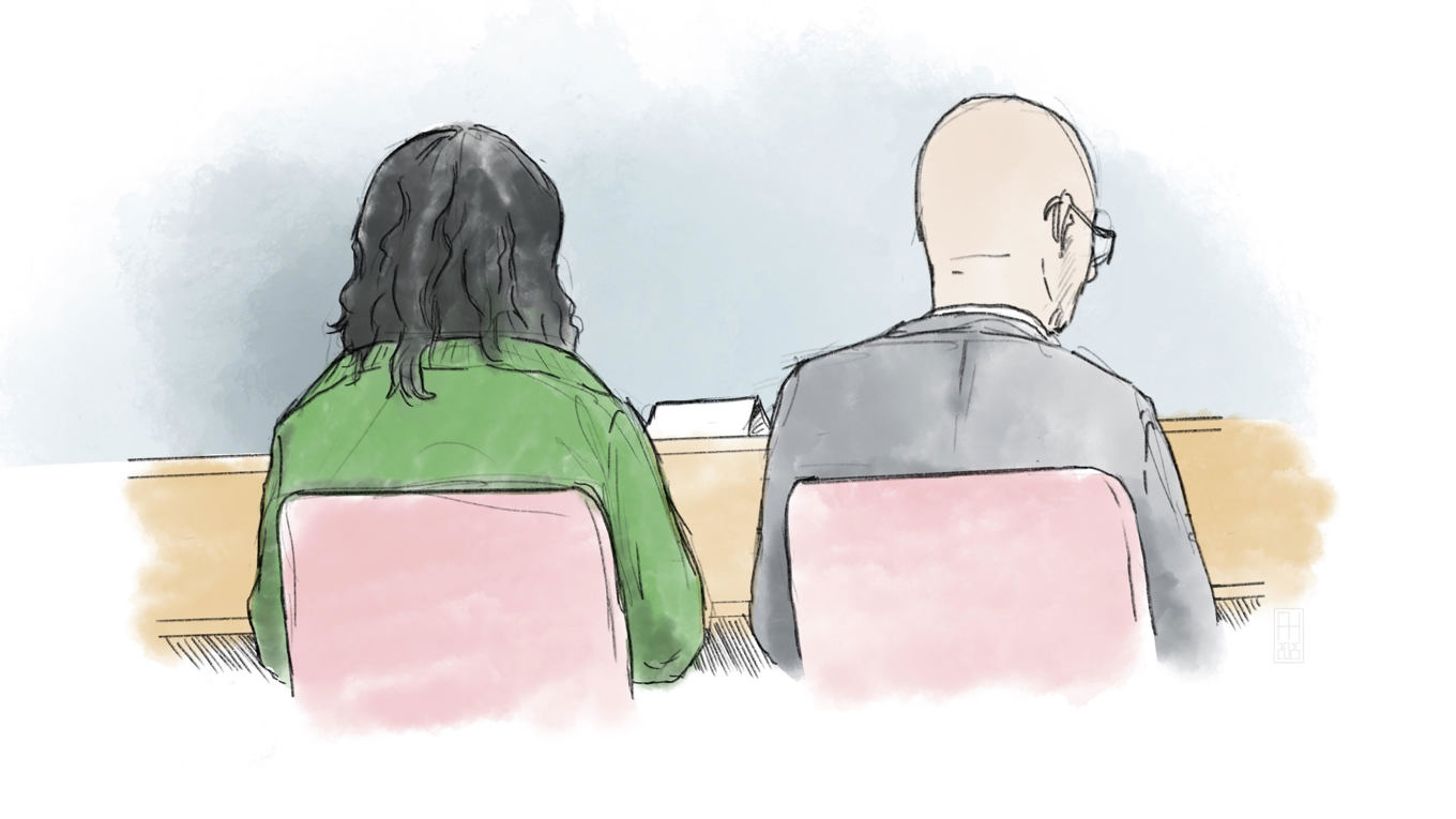 Rättegångsteckning föreställande den åtalade 18-åringen och försvarsadvokat Johan Åkermark vid huvudförhandling om förberedelse till terroristbrott i Stockholms tingsrätts högsäkerhetssal. Foto: Anders Humlebo/TT