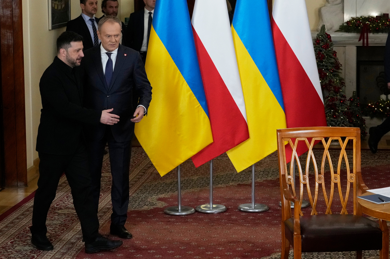 Ukrainas president Volodymyr Zelenskyj och Polens premiärminister Donald Tusk i Polen den 19 december. Foto: Czarek Sokolowski/AP/TT