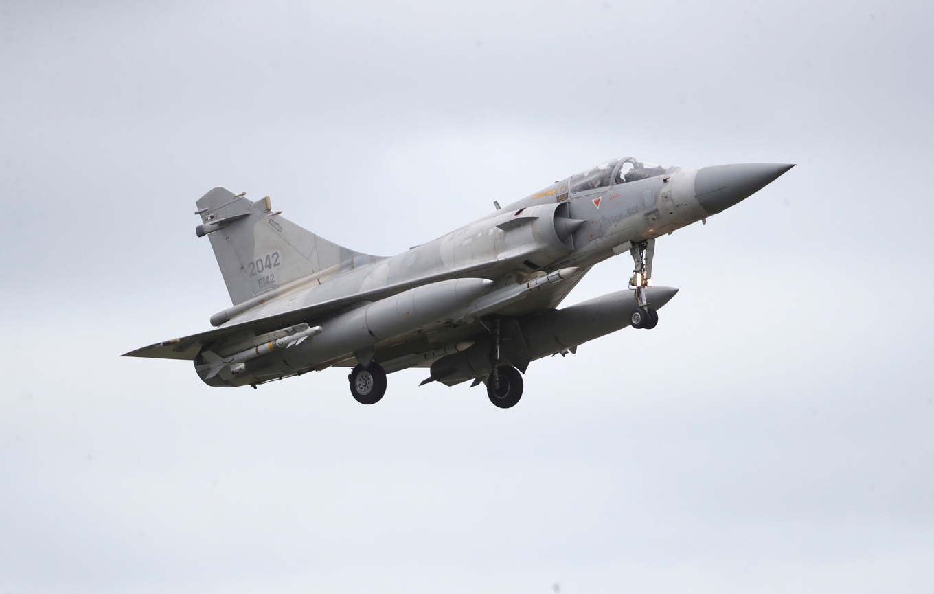 Ett taiwanesiskt stridsflyg lyfter samtidigt som Kina genomför övningar runt ön. Bild från den 30 december 2025. Foto: Chiang Ying-ying/AP/TT