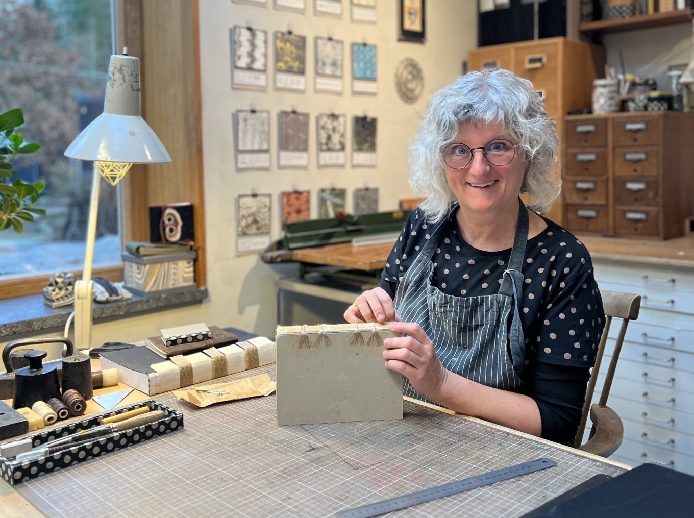 Lena Hällzon är bokbindaren som blev folkhögskolelärare. Hon brinner för det kreativa skapandet och har lång erfarenhet av en mängd konstnärliga metoder. Foto: Privat
