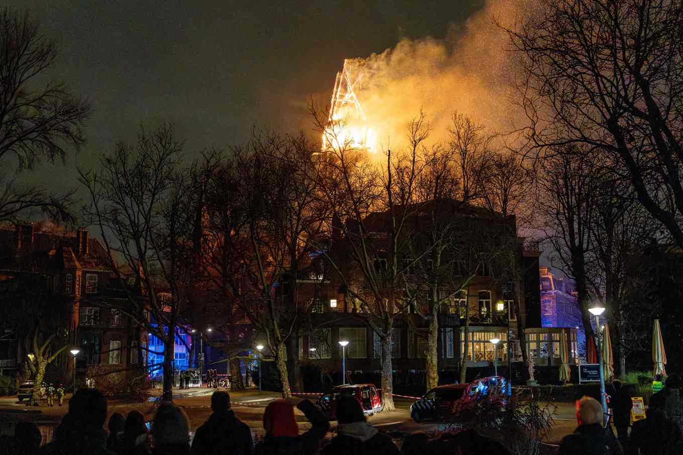 Amsterdamborna betraktar det övertända tornet i Vondelkerk på nyårsnatten. Foto: Laurens Niezen/ANP/AFP/TT
