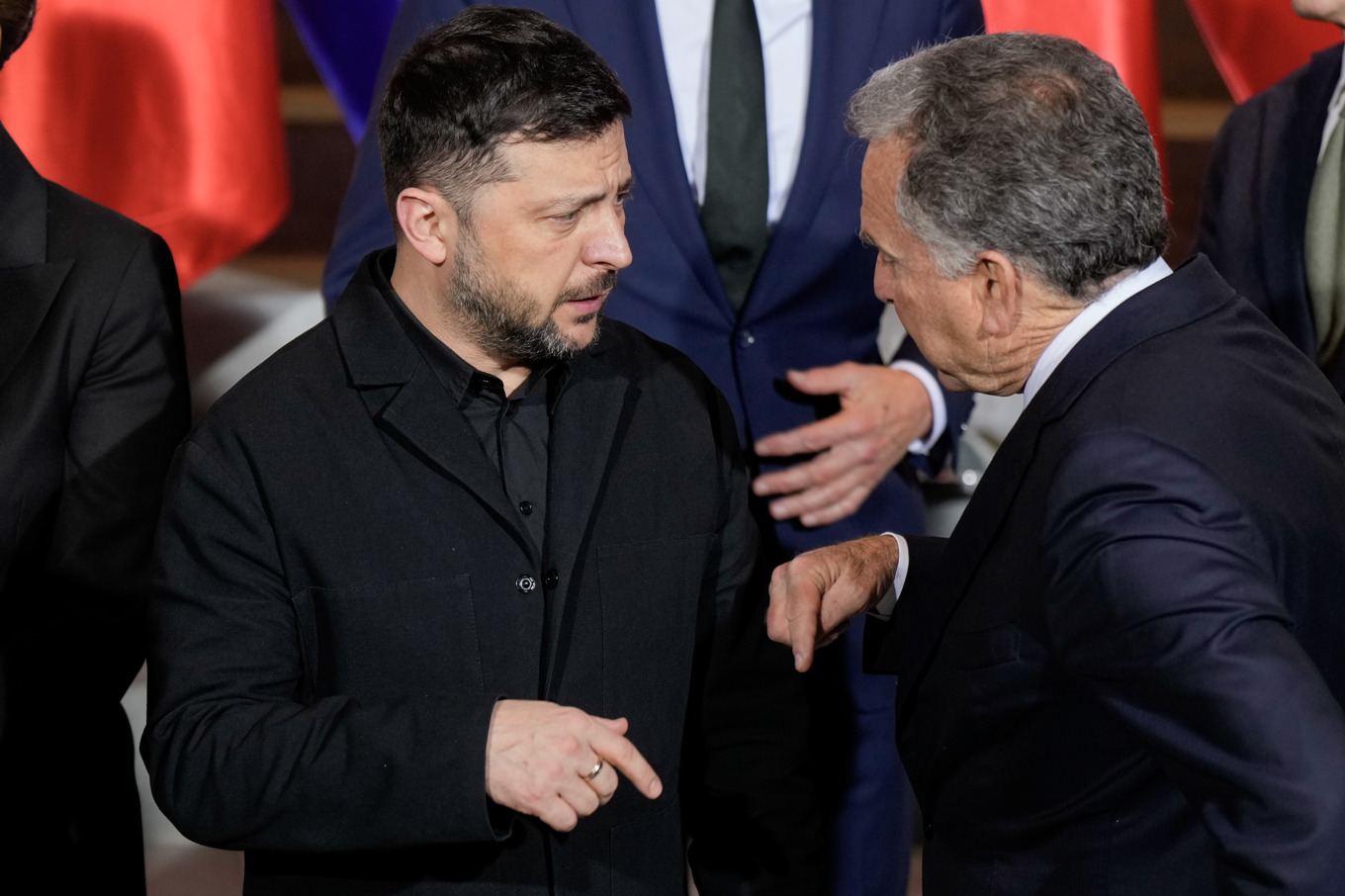 Ukrainas president Volodymyr Zelenskyj med det amerikanska sändebudet Steve Witkoff under fredssamtal i Berlin. Arkivbild. Foto: Cornelius Poppe/NTB/TT