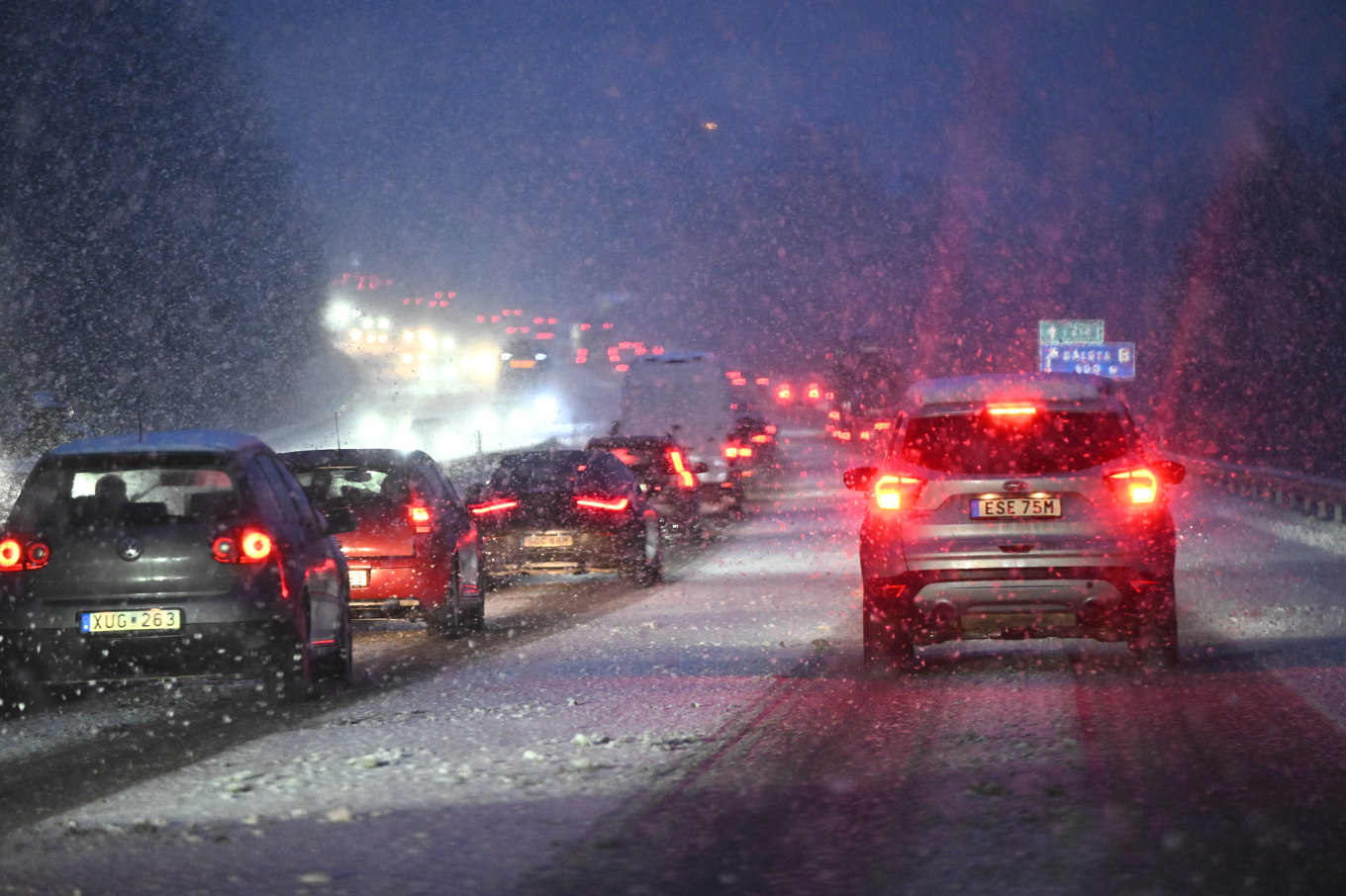 Köer i snörusket på E18 norr om Stockholm. Foto: Fredrik Sandberg/TT