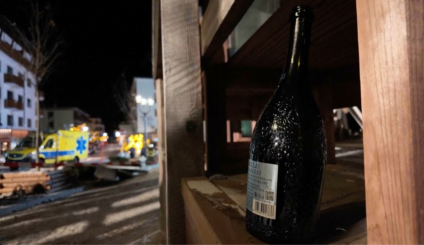 En flaska bubbel på platsen där branden bröt ut på baren i schweiziska Crans-Montana. Foto: Police Cantonale Valaisanne via AP/TT