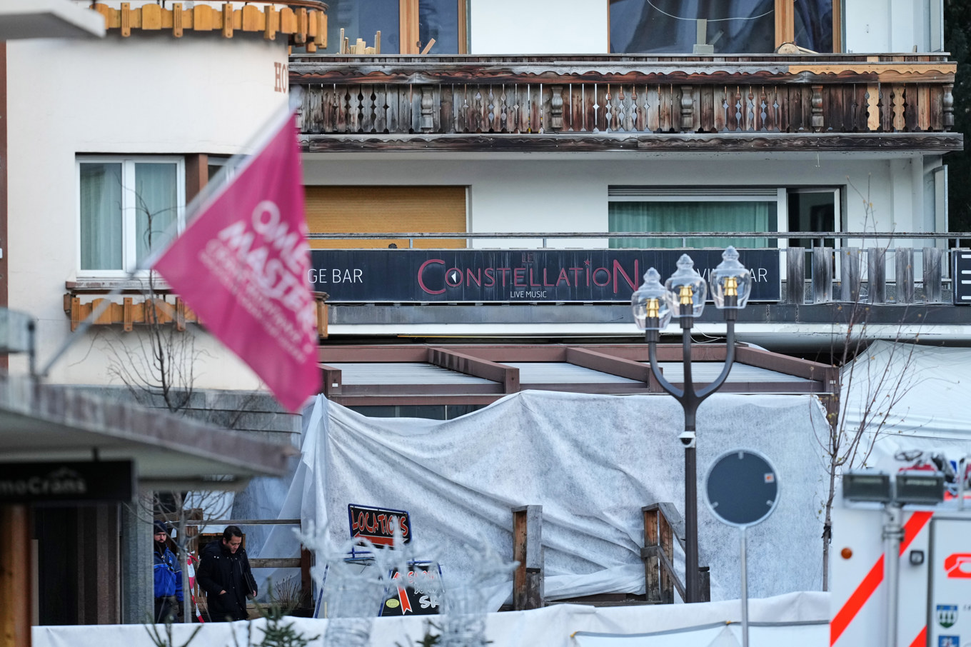 Avspärrningar runt den branddrabbade baren Le Constellation i skidorten Crans-Montana på fredagen. Foto: Antonio Calanni/AP/TT