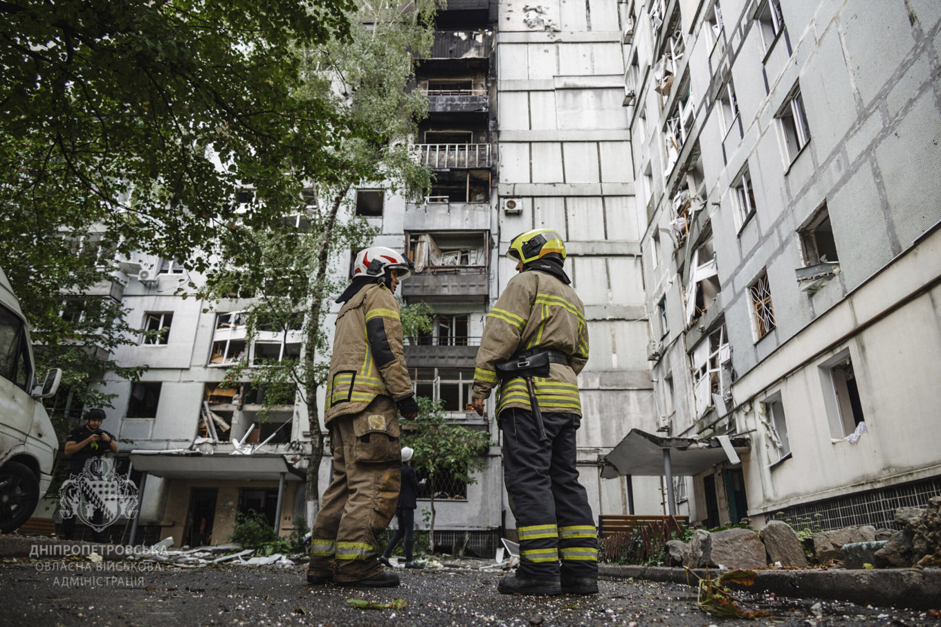 Räddningstjänst vid ett attackerat bostadshus i Dnipropetrovsk. Arkivibild. Foto: Dnipropetrovsk militära administration/AP/TT