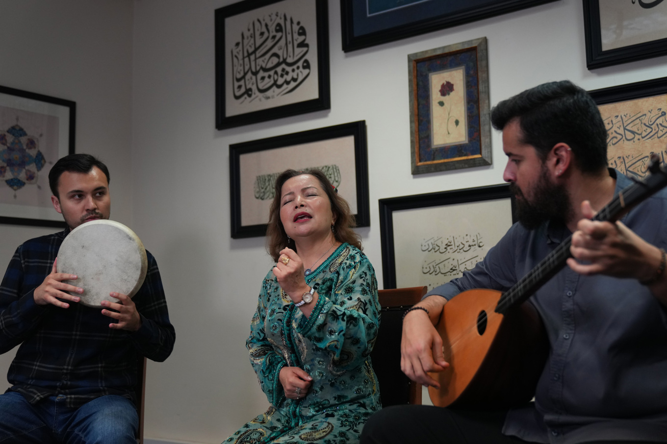 Londons uigur-ensemble uppträder under en intervju med AP i London i oktober. Foto: Joanna Chan/AP/TT