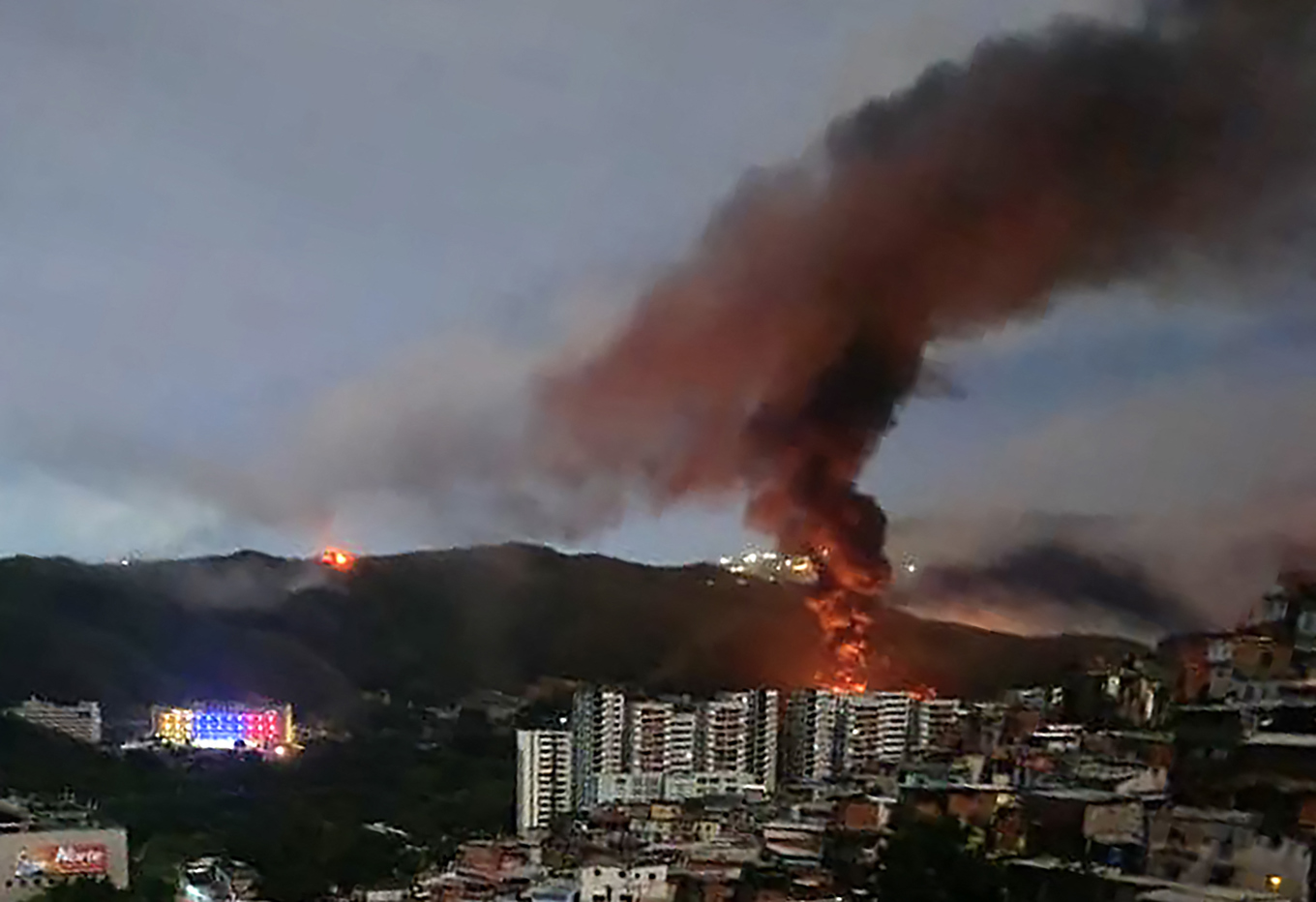 Storbrand i Fuerte Tiuna, där Venezuelas största militära högkvarter ligger, i samband med USA:s attack mot landet. Foto: AFP/TT