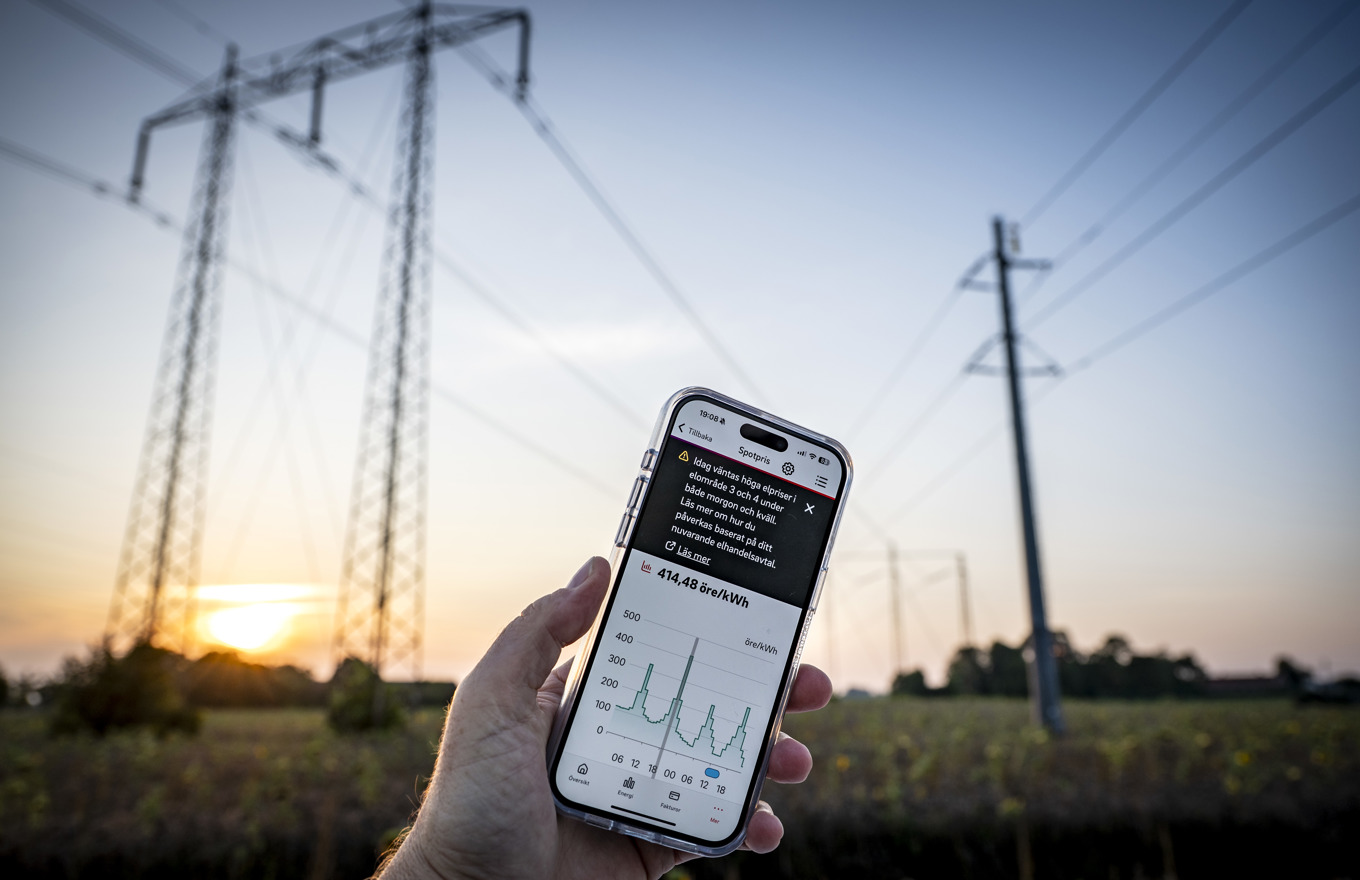 Vissa följer elpriset i telefonen. Arkivbild. Foto: Johan Nilsson / TT