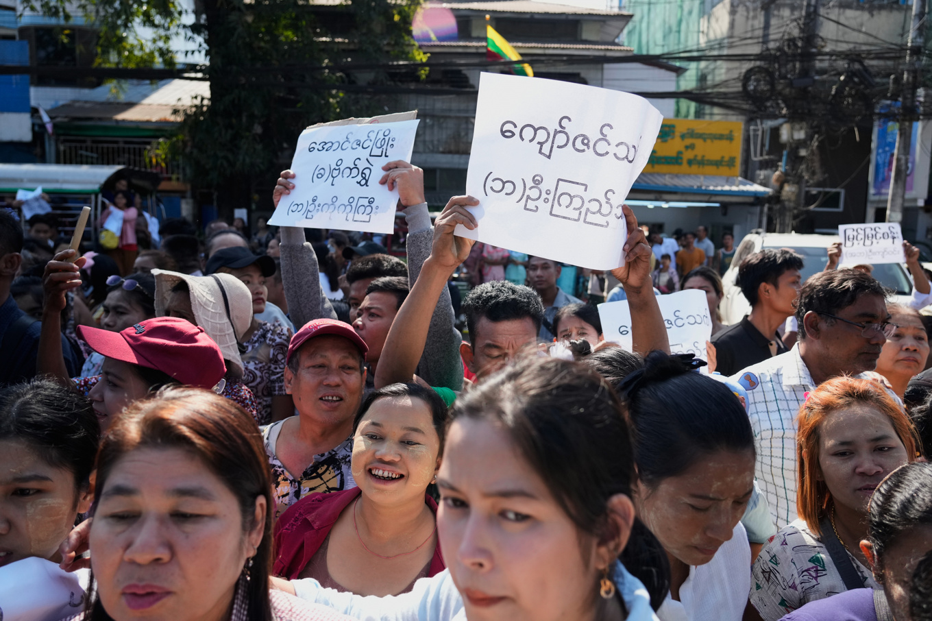 Anhöriga håller upp skyltar med namn på närstående som de hoppas ska släppas vid en årlig amnesti. Foto: Thein Zaw/AP/TT