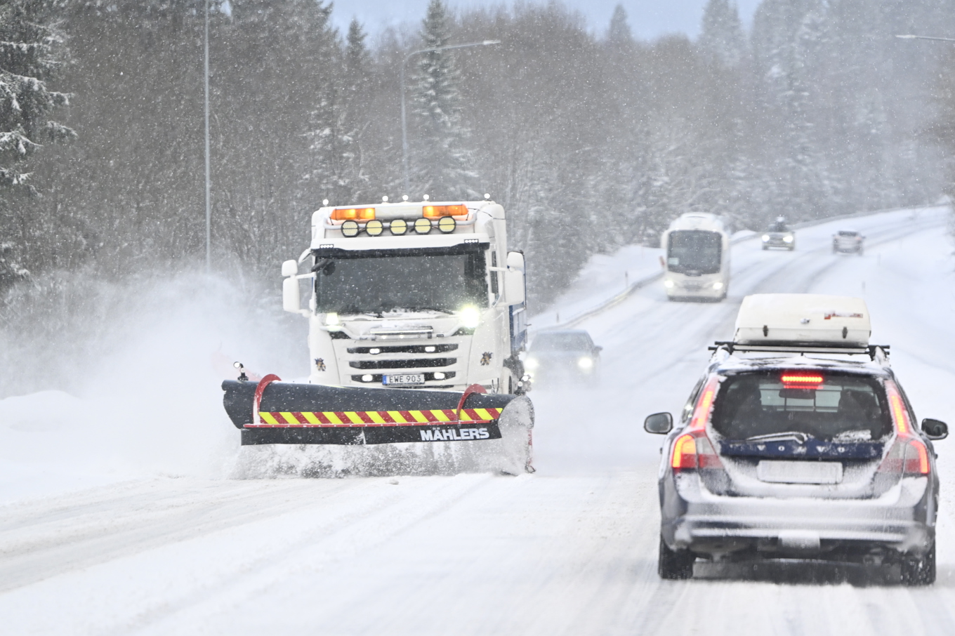 Halka, dålig sikt och snörök. SMHI manar till försiktighet i trafiken under trettonhelgen. Foto: Pontus Lundahl/TT