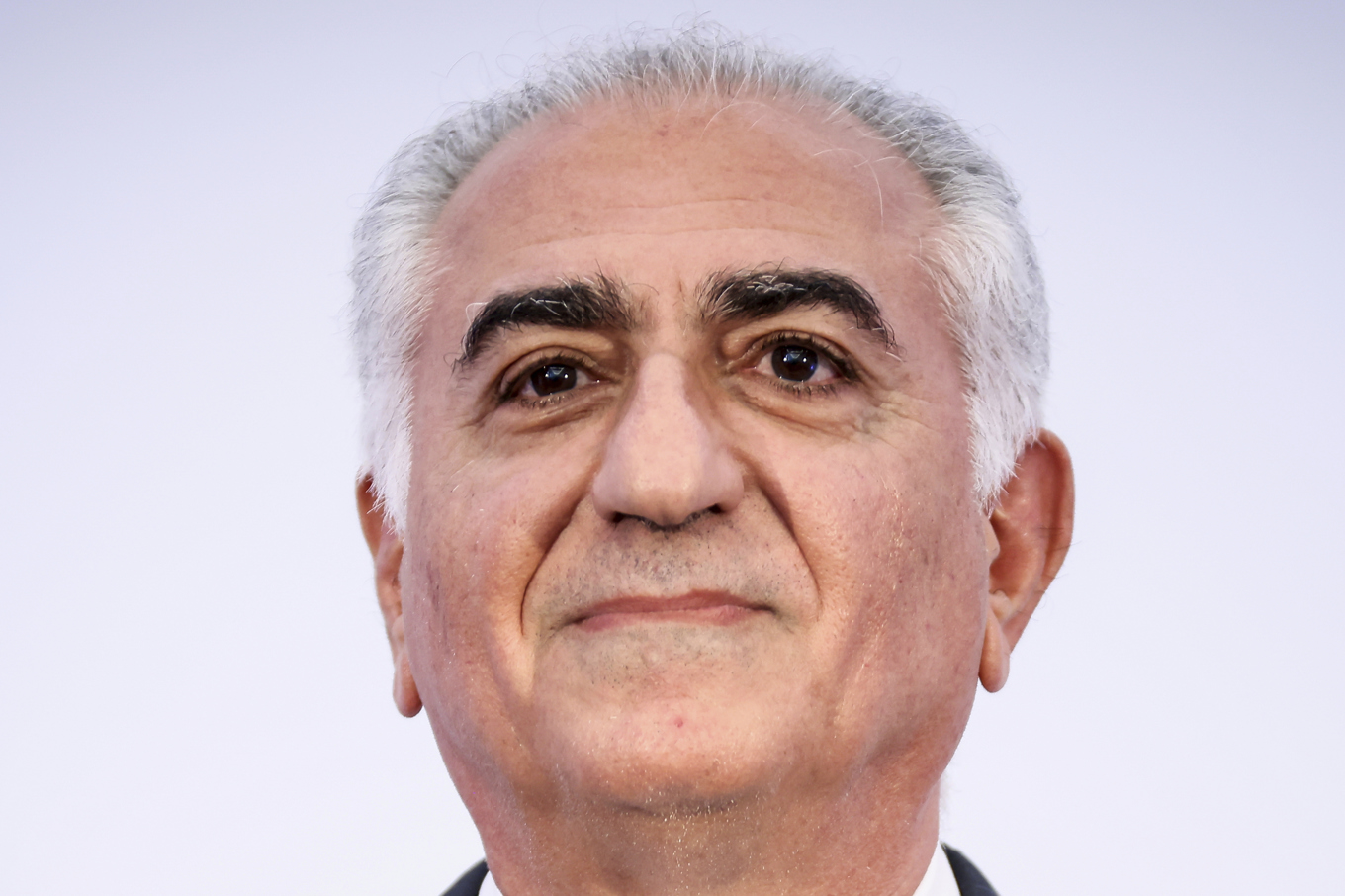 Den iranske kronprinsen och oppositionsledaren Reza Pahlavi under en pressträff i Paris i juni. Foto: Thomas Padilla/AP/TT