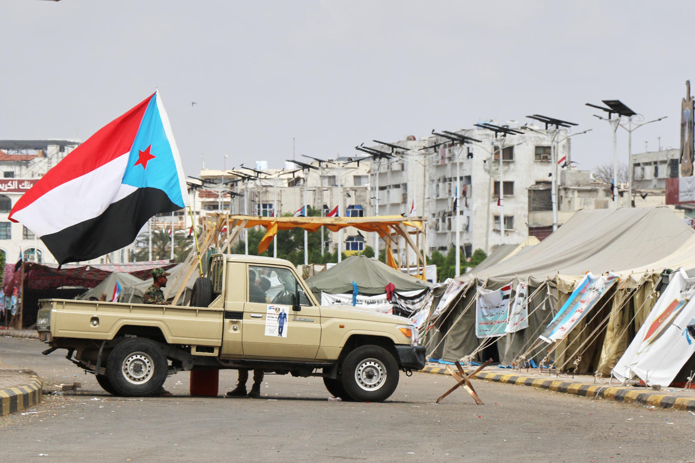 Soldater tillhörande separatiströrelsen STC vid en vägspärr i Aden i södra Jemen på nyårsafton. Foto: AP/TT